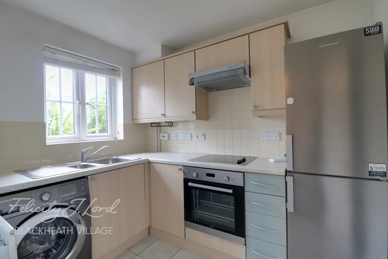 Napier Court, London, SE12, photo 3