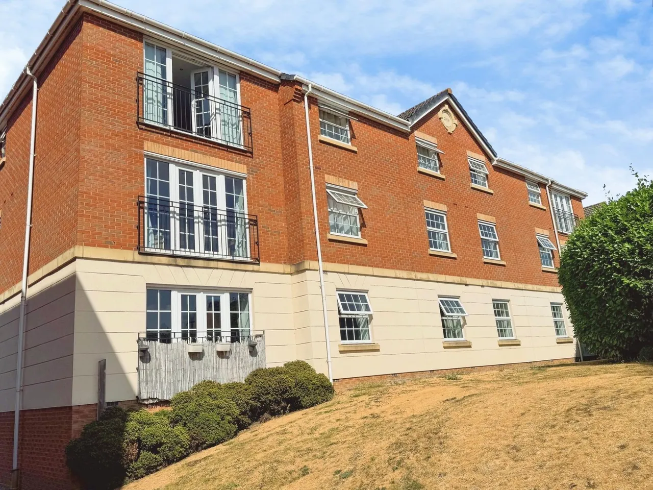 2 bed flat for sale, Birkby Close, Hamilton, LE5