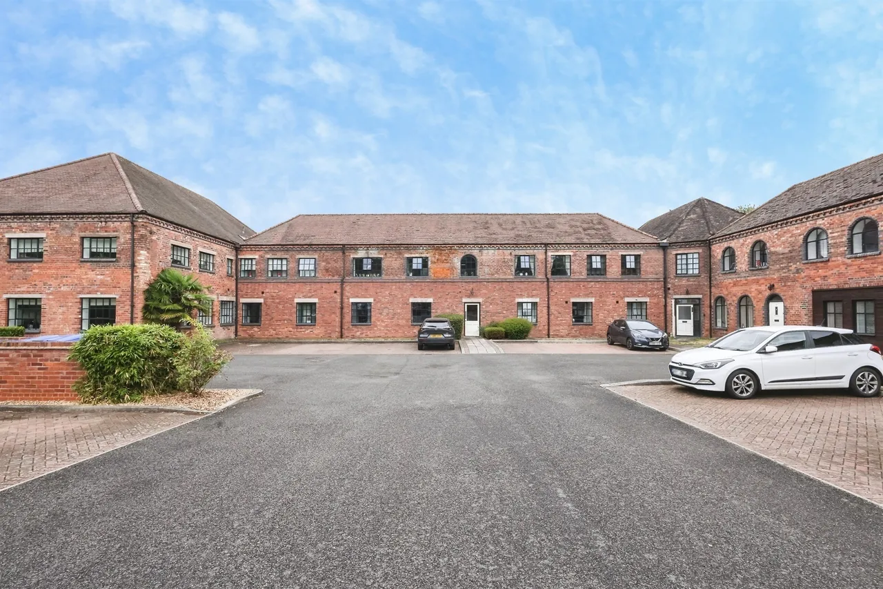 2 bed flat for sale — Woodcock Mews, Brierley Hill