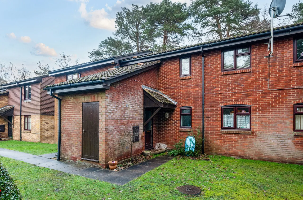 1 bed flat for sale — Habershon Drive, Frimley, Camberley, Surrey, GU16 9TW