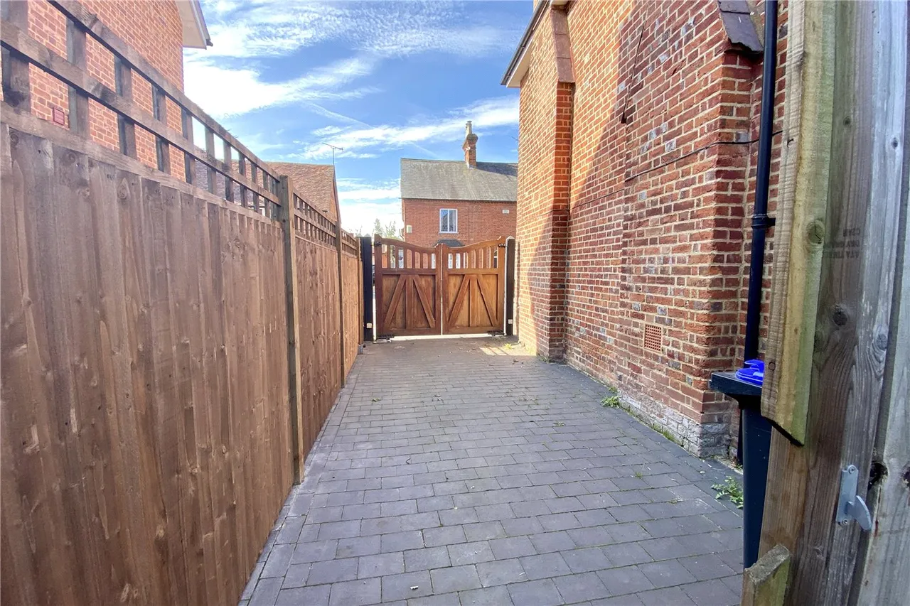 Aylesbury End, Beaconsfield, HP9, photo 14
