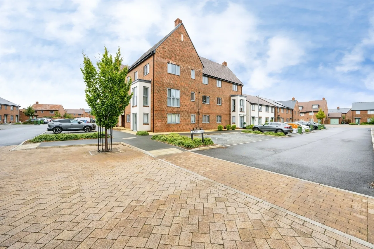 Axtell Way, Weston Turville, HP22, photo 13
