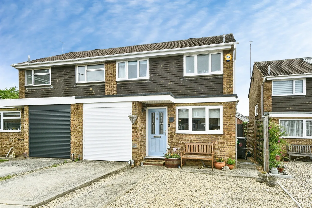 3 bed house for sale — Harrow Close, Swindon