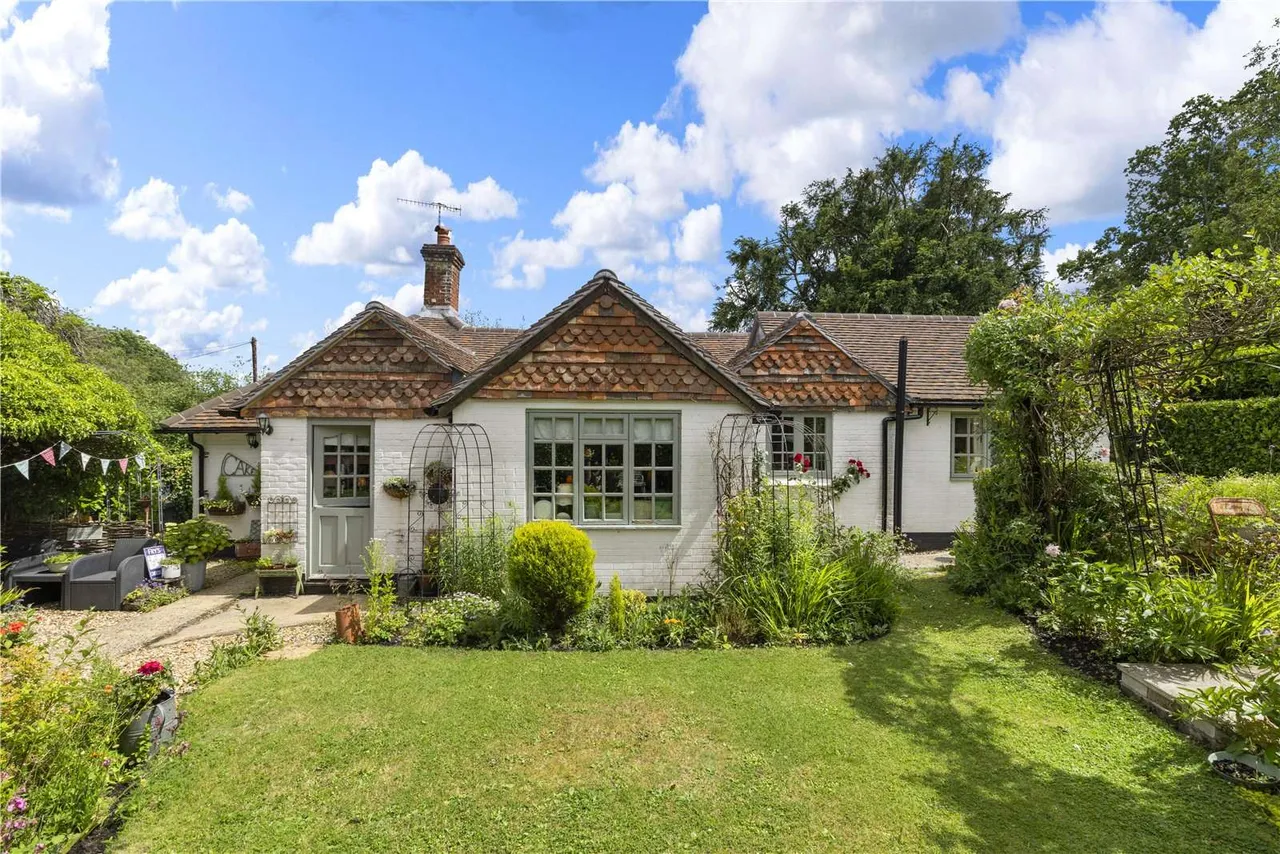 3 bed house for sale — Petworth Road, Chiddingfold, Godalming, Surrey, GU8 4SL