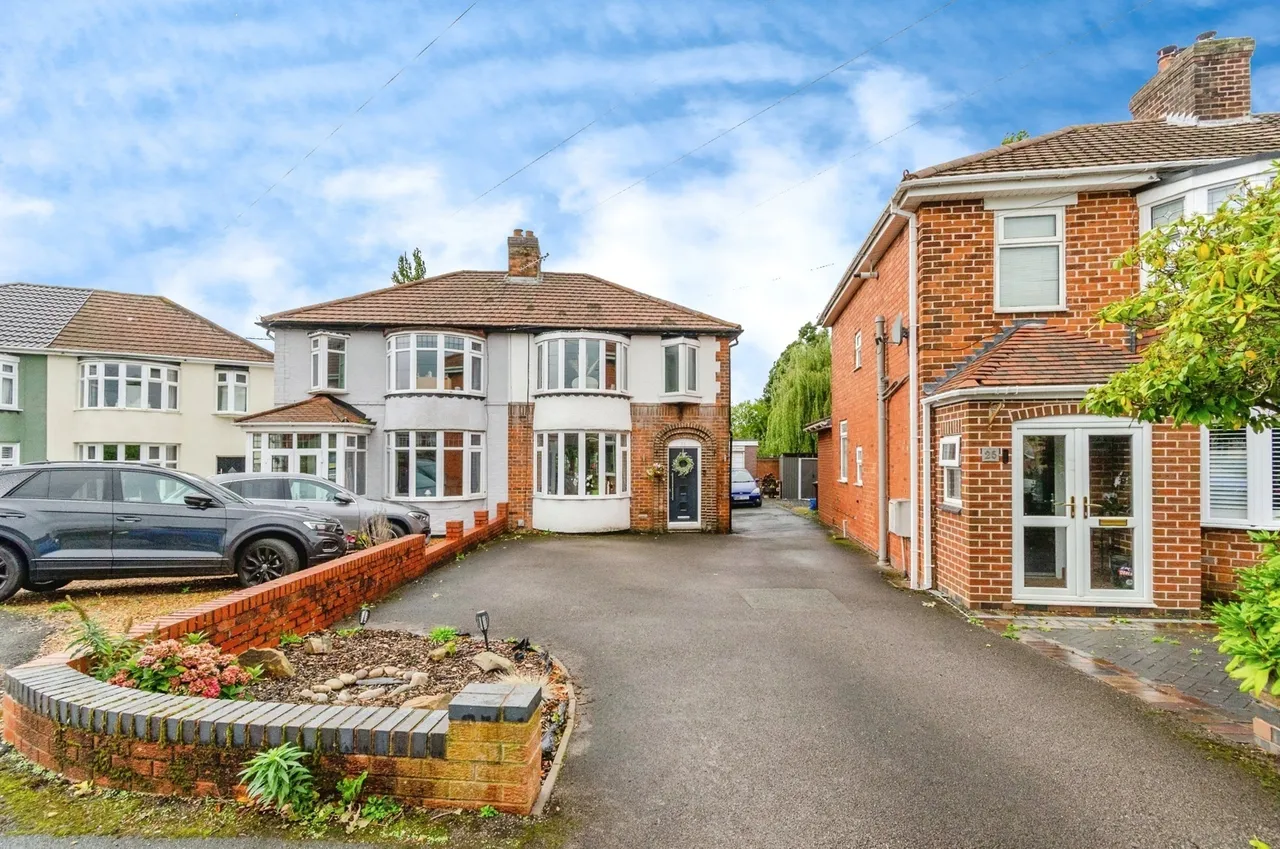 3 bed house for sale — Birch Avenue, Cannock, Staffordshire, WS11