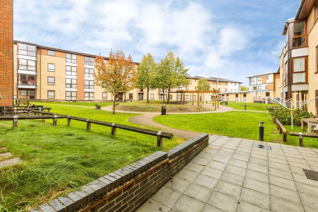 Commonwealth Drive, Crawley, RH10, photo 7