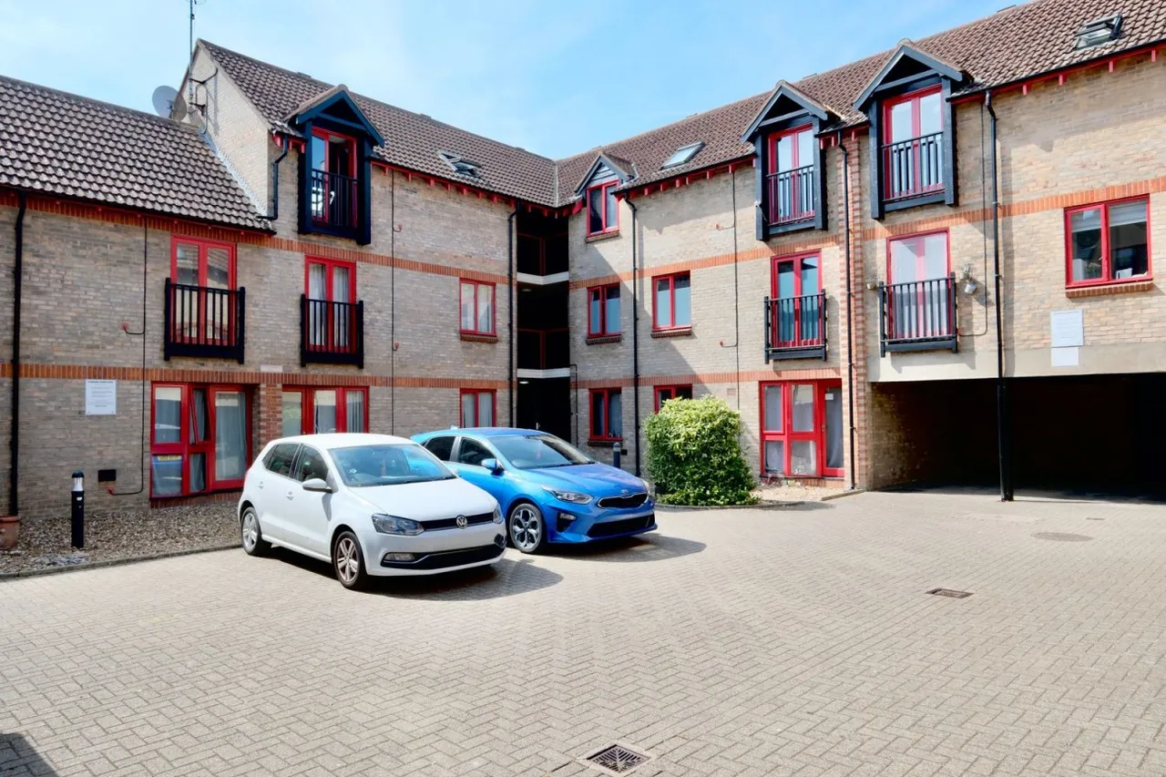 2 bed flat for sale, High Street, Huntingdon, PE29