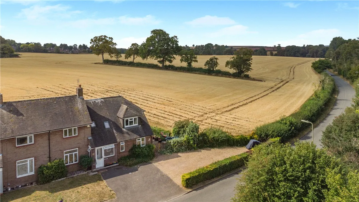 3 bed house for sale, Roberts Road, Barton Stacey, SO21