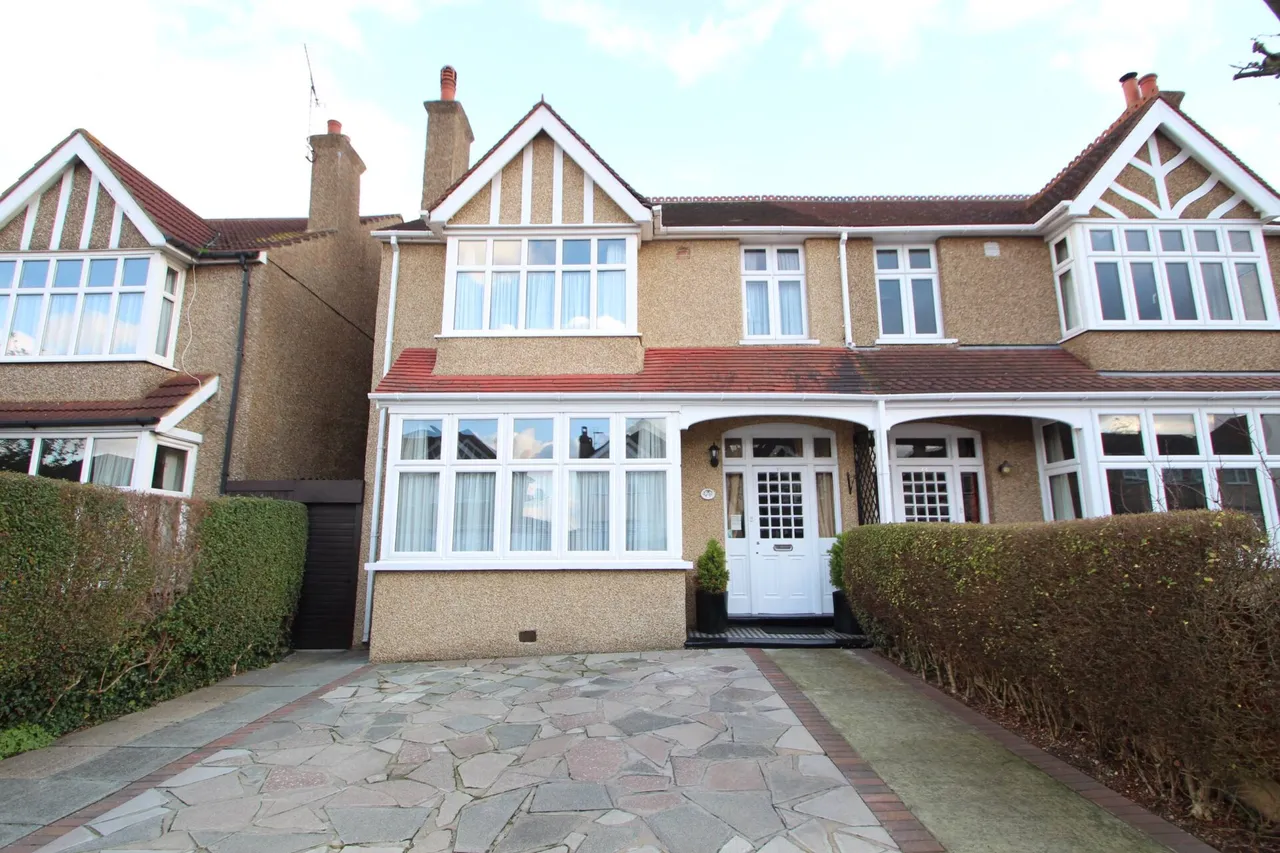 4 bed house for sale — King Edward Avenue, Dartford