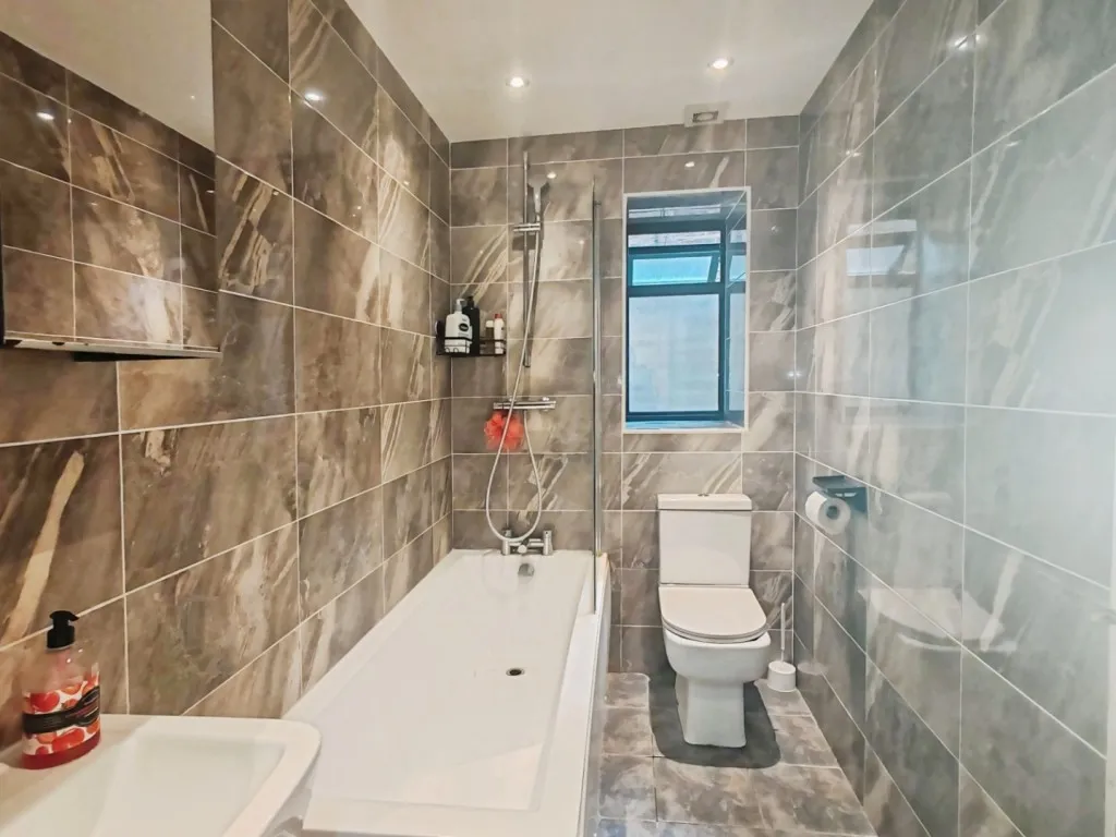 Whippendell Road, photo 5