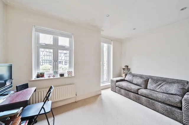 Chalgrove Gardens, London, N3, photo 14