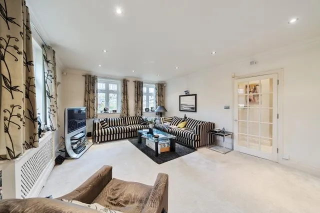 Chalgrove Gardens, London, N3, photo 2