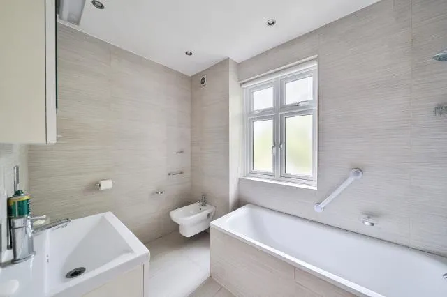 Chalgrove Gardens, London, N3, photo 16