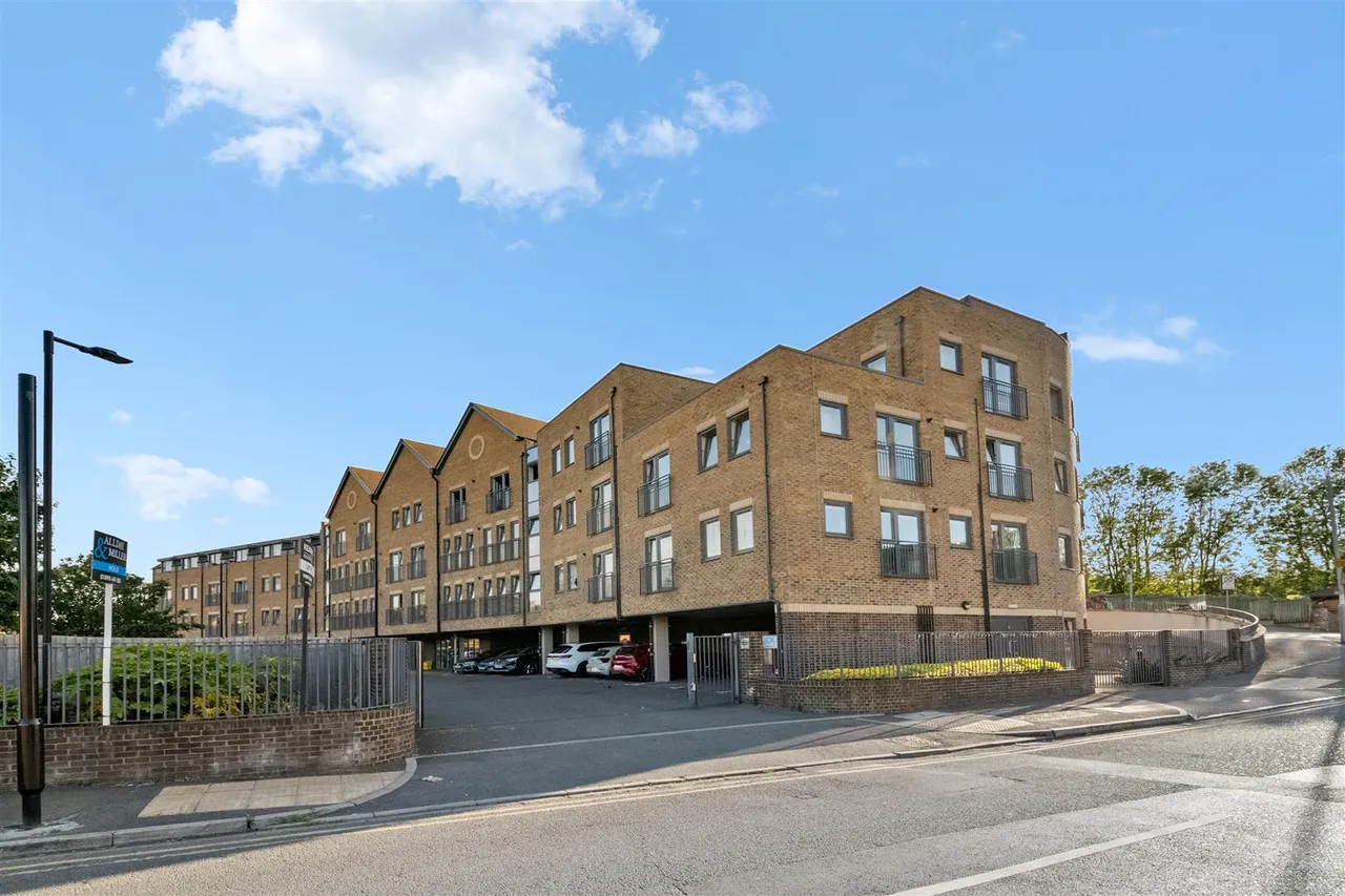 Daneshill House, Uxbridge, photo 2
