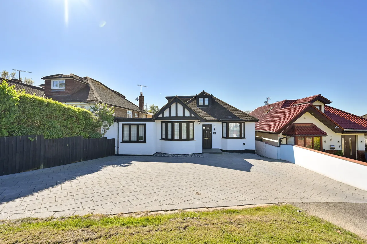 4 bed house for sale — 37 Caldecote Gardens, Bushey