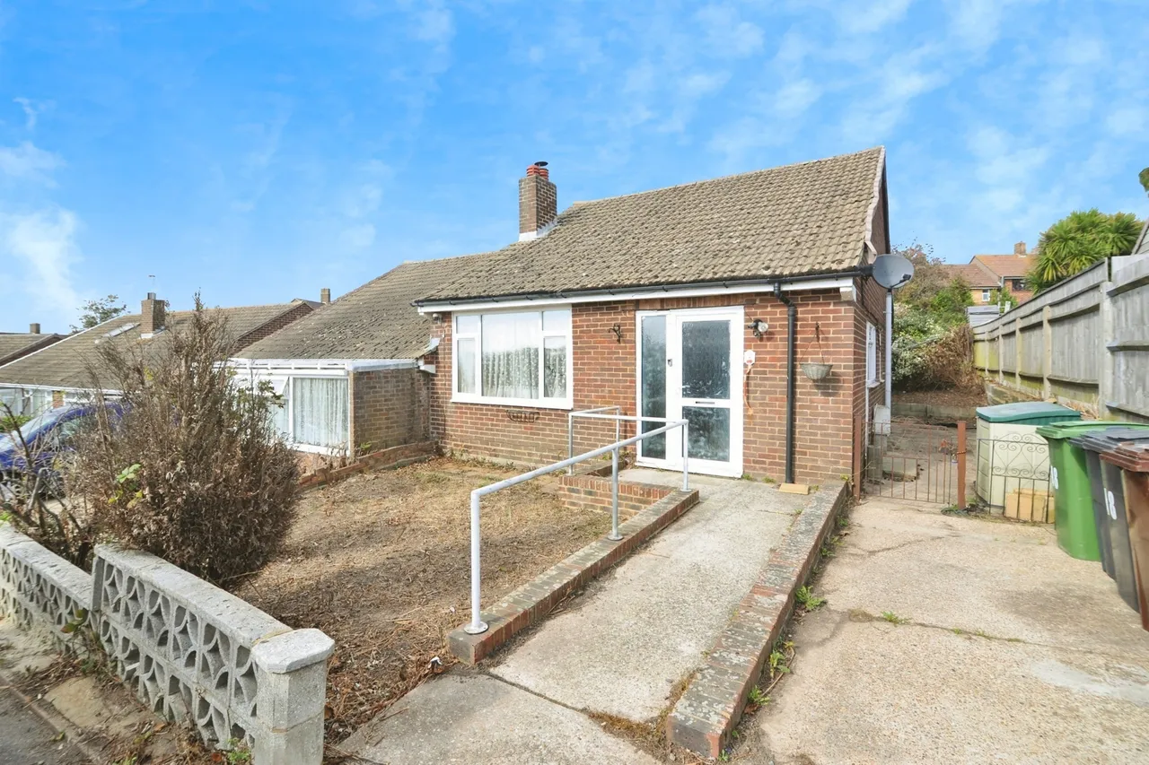 2 bed house for sale — Richland Close, Hastings