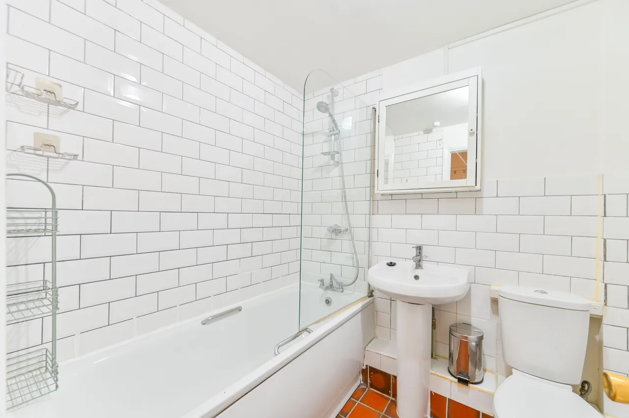 Flat 1, 94 Beverley Gardens, Wembley, photo 6