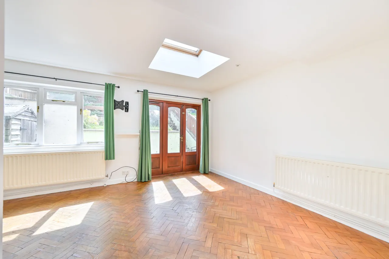 Flat 1, 94 Beverley Gardens, Wembley, photo 4