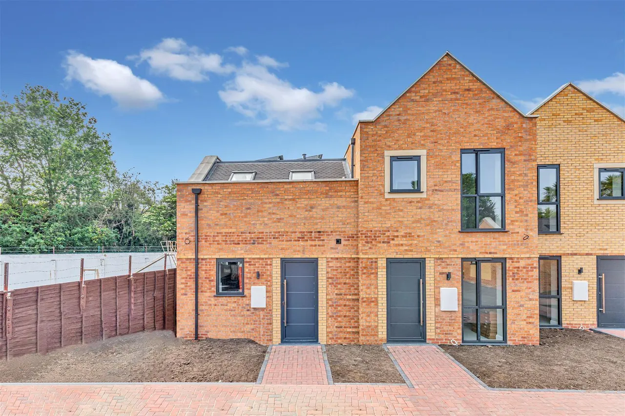 2 bed house for sale, North Drive, Hounslow