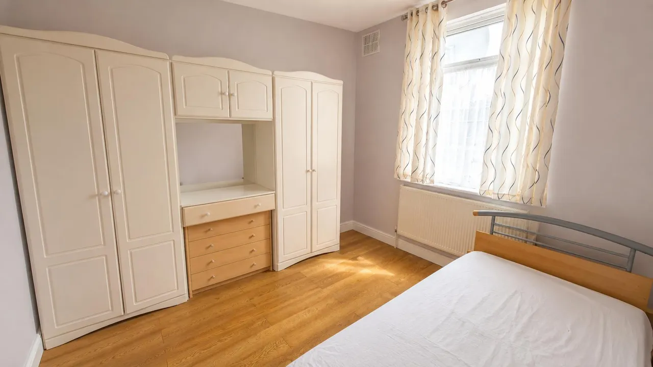 Tolworth Gardens, Chadwell Heath, RM6, photo 11