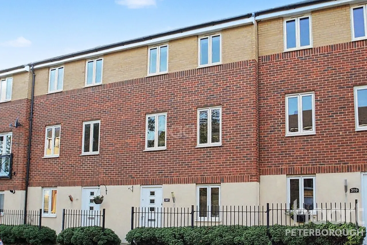 3 bed house for sale, Eagle Way, Hampton Centre, PE7