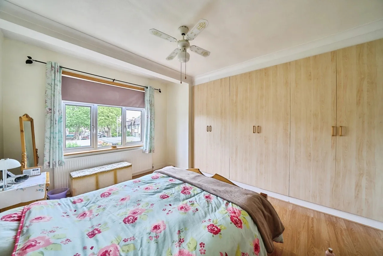 Forest Drive West, London, E11, photo 13