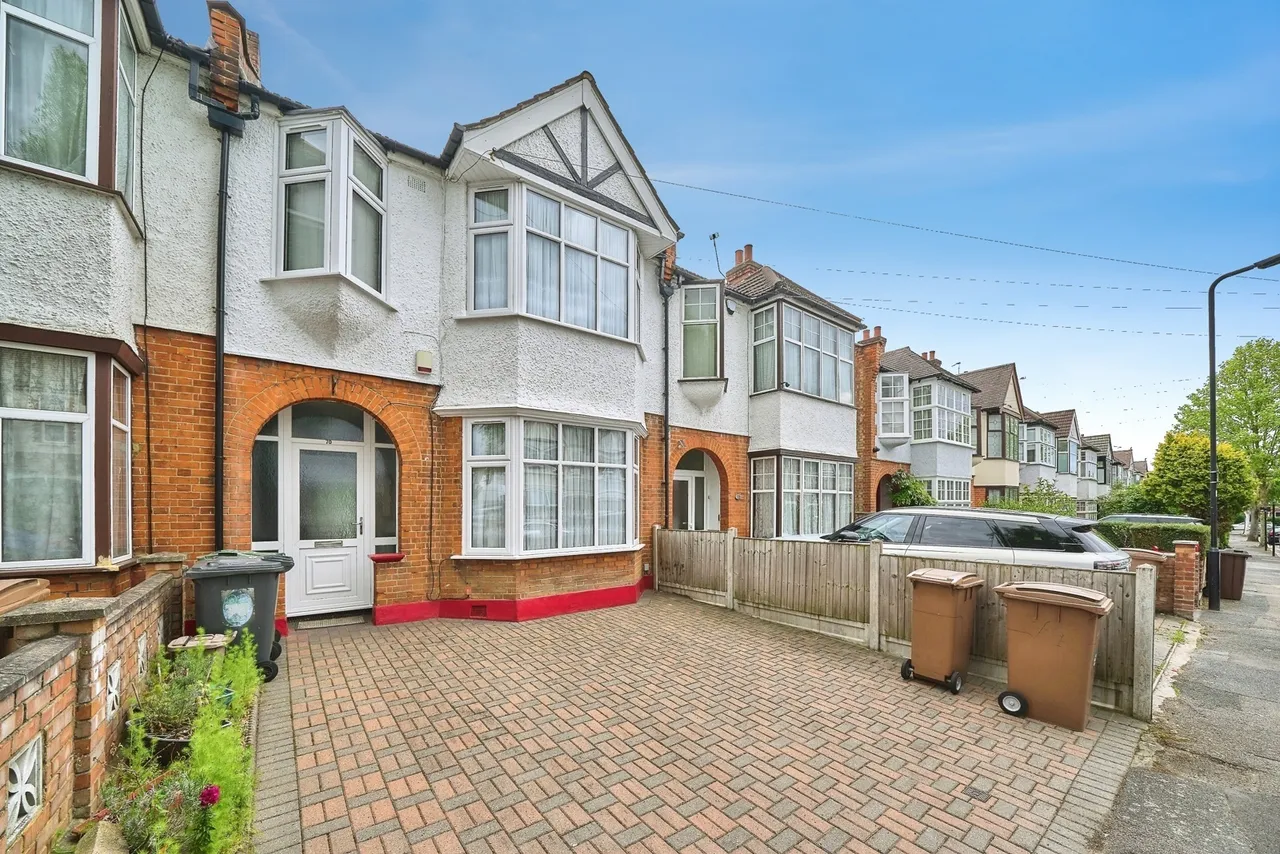 3 bed house for sale — Forest Drive West, London, E11