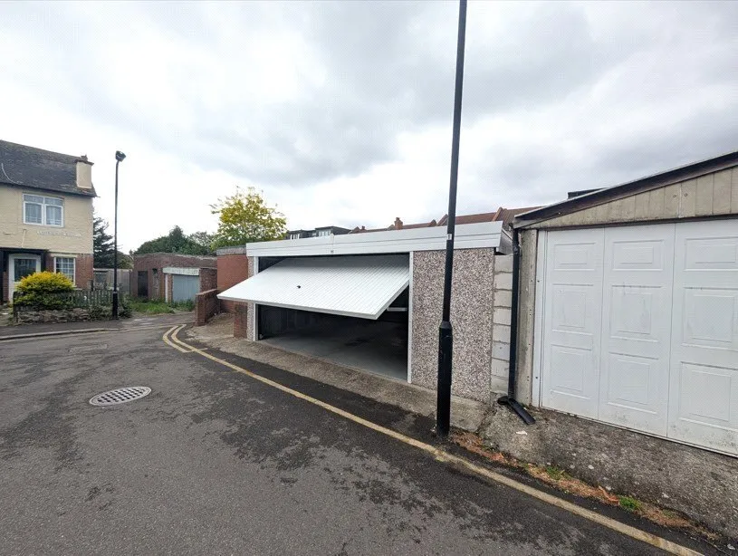 Forest Drive West, London, E11, photo 25