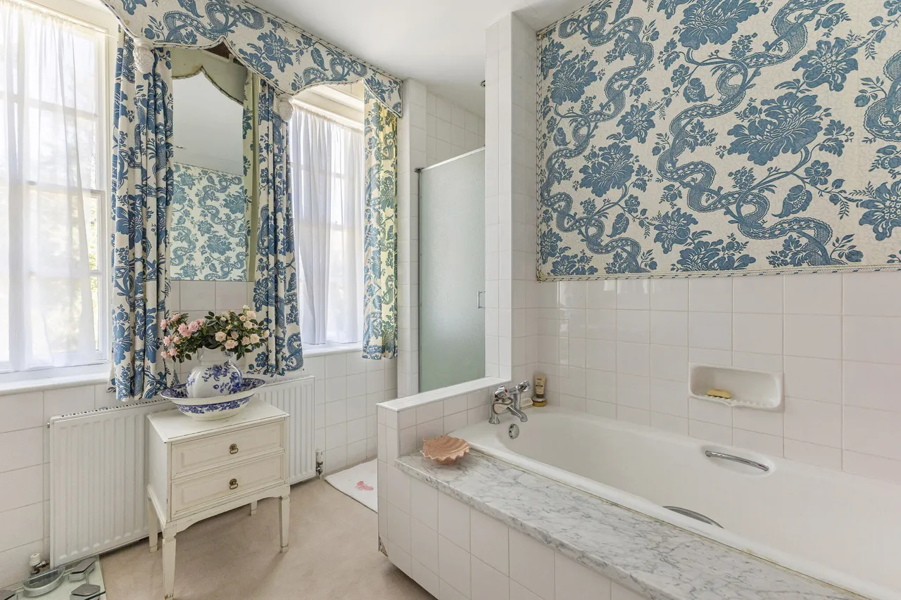 Chalk Lane, Epsom, KT18, photo 13