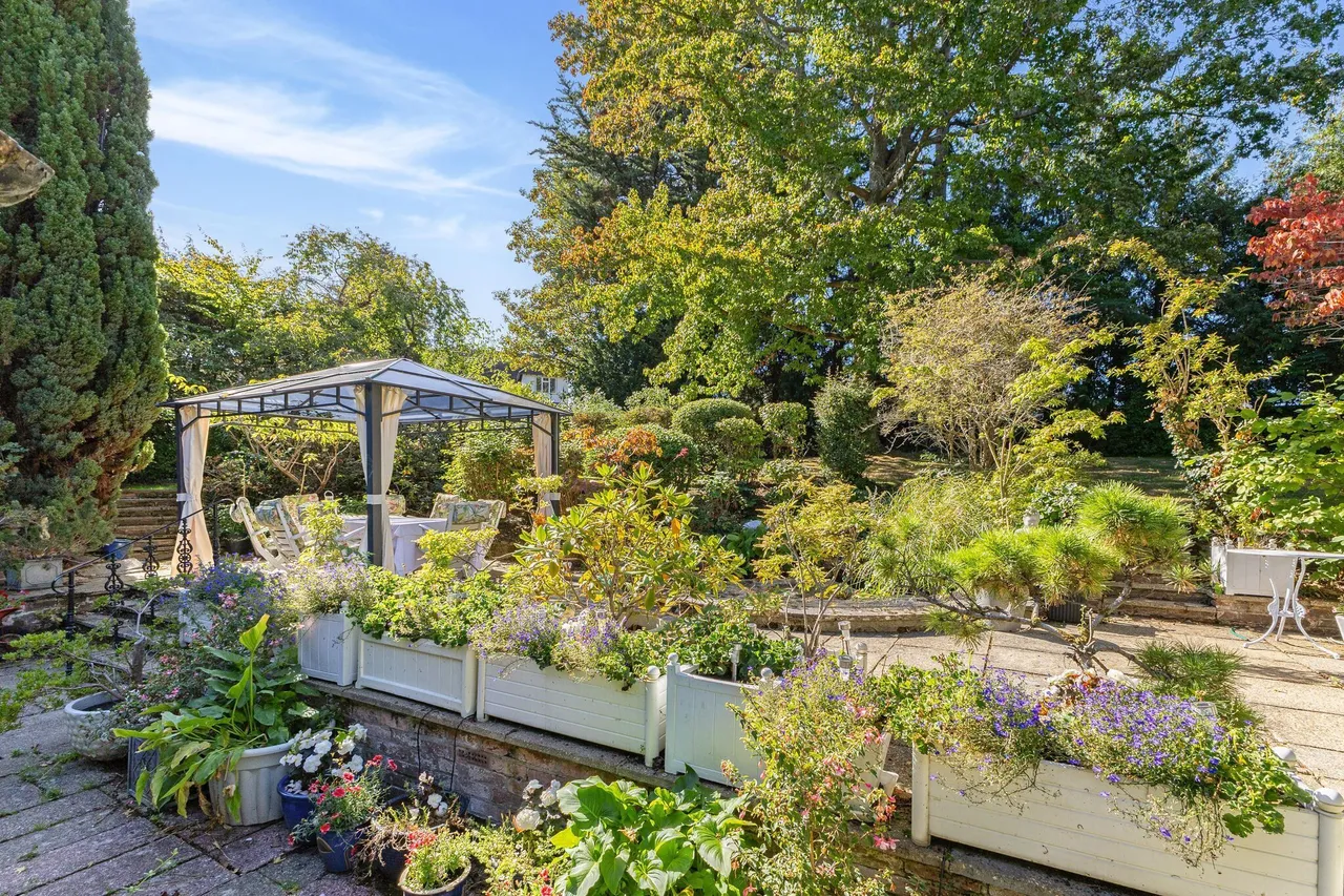 Chalk Lane, Epsom, KT18, photo 14