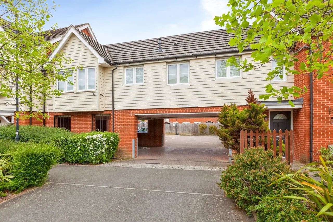 2 bed flat for sale — Amesbury Road, Slough