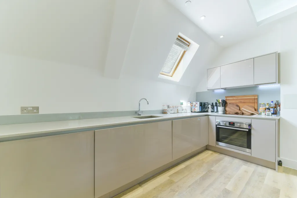 Hyde Lane, London, SW11, photo 2
