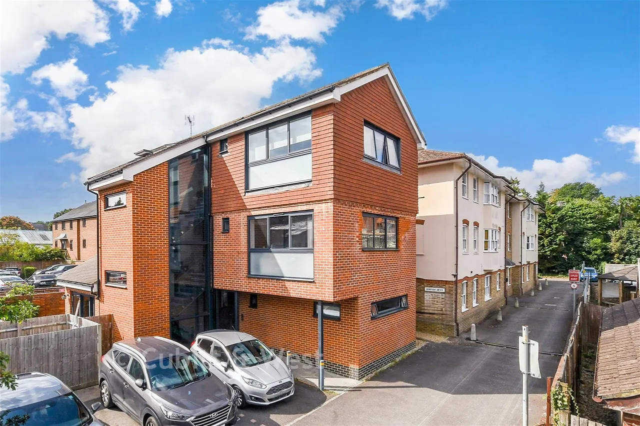 2 bed flat for sale, South Street, Dorking, RH4
