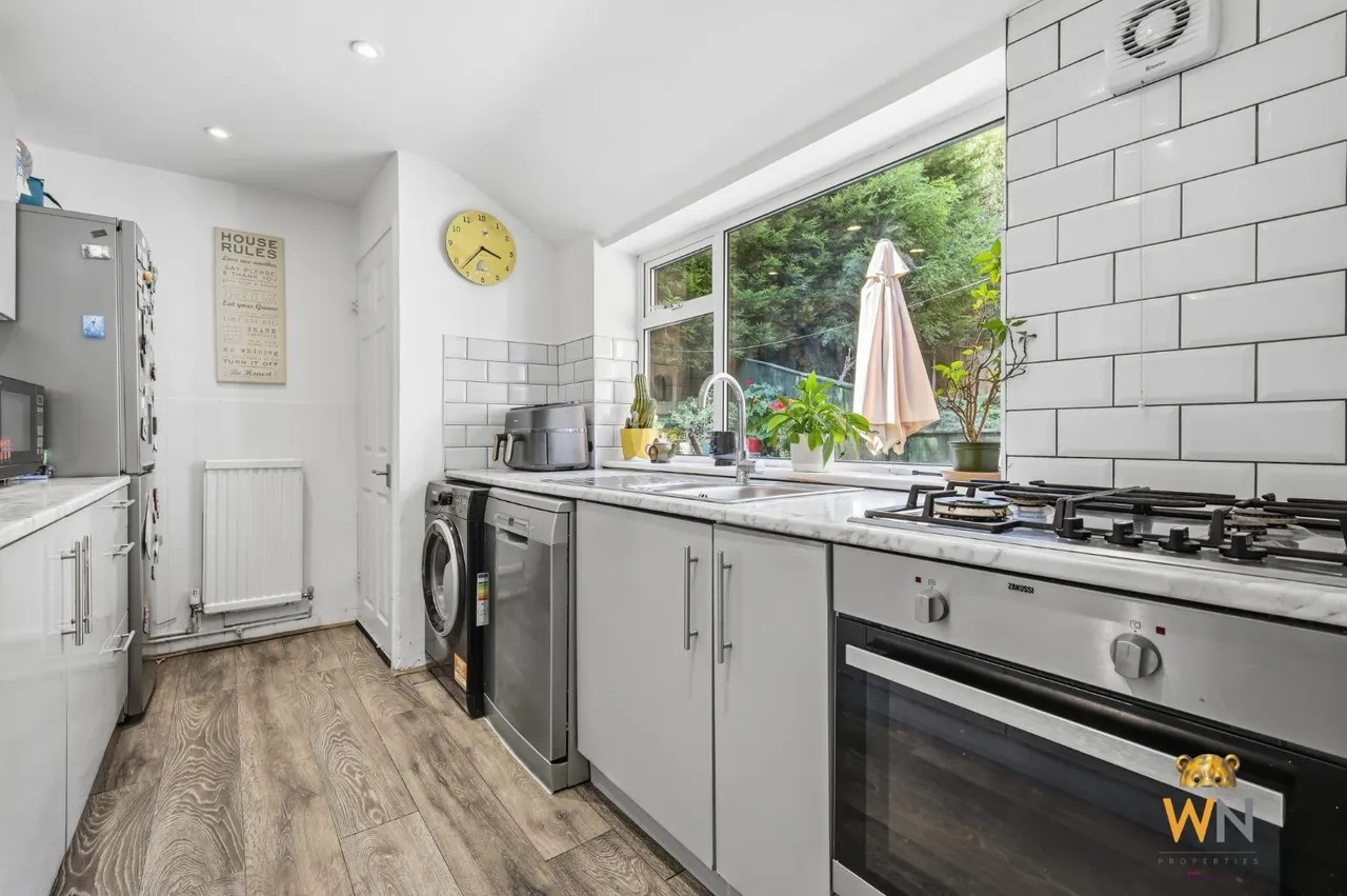 Rayleigh Road, Hutton, CM13, photo 6