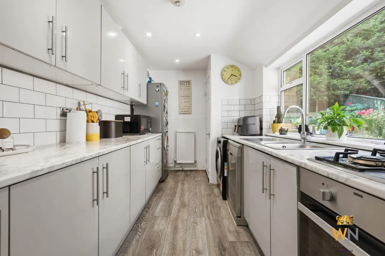 Rayleigh Road, Hutton, CM13, photo 5