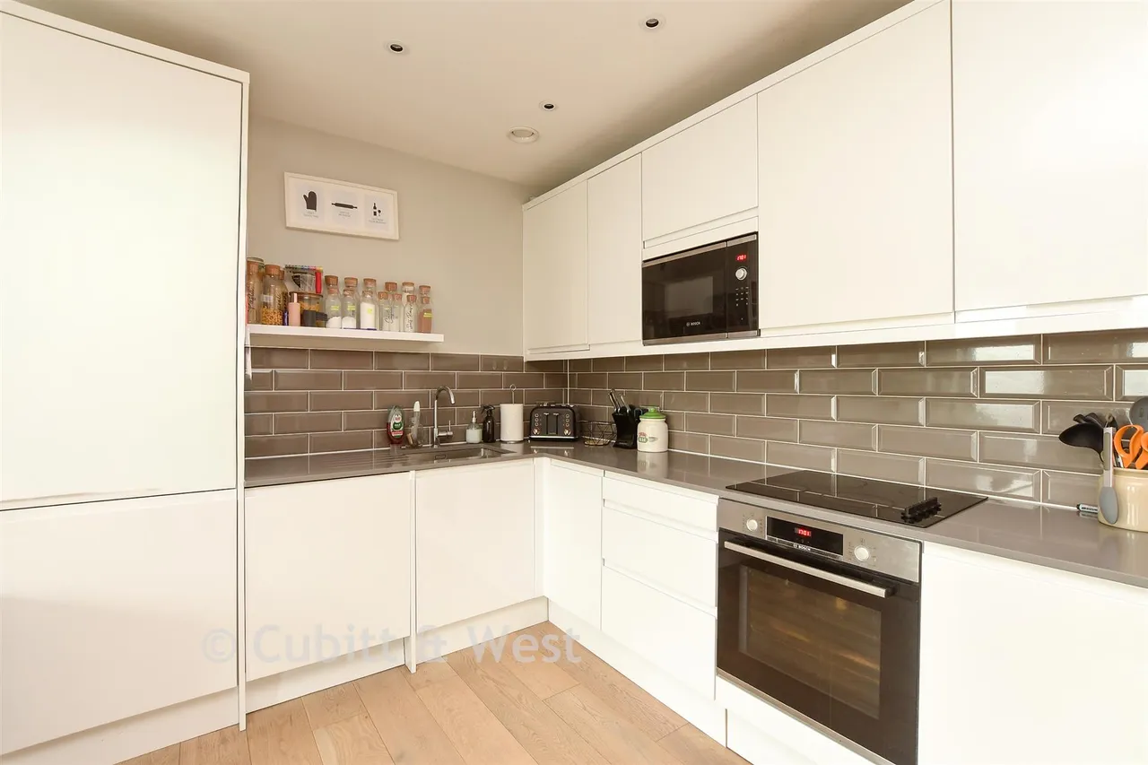 High Street, Dorking, RH4, photo 8