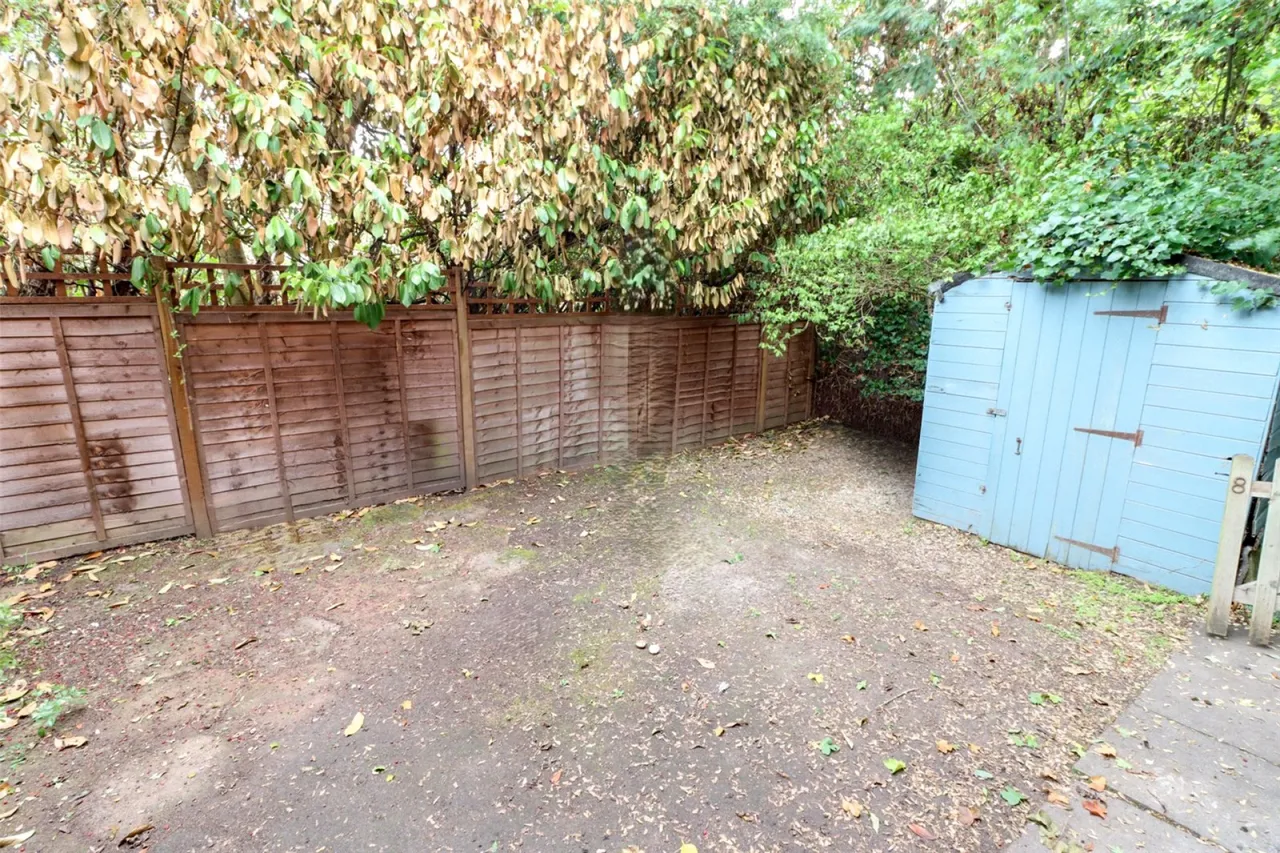 Larks Meade, Earley, RG6, photo 9