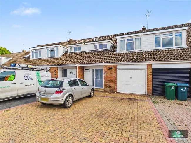 3 bed house for sale — Old Manor Close, Ifield Green