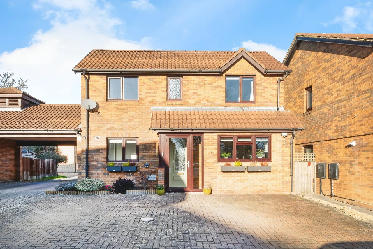 3 bed house for sale — Gardiner Court, Blue Bridge, Milton Keynes