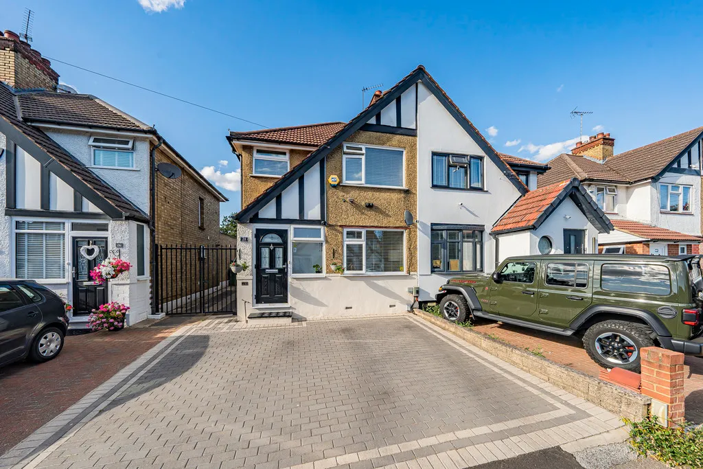 3 bed house for sale — Weald Road, Hillingdon, UB10