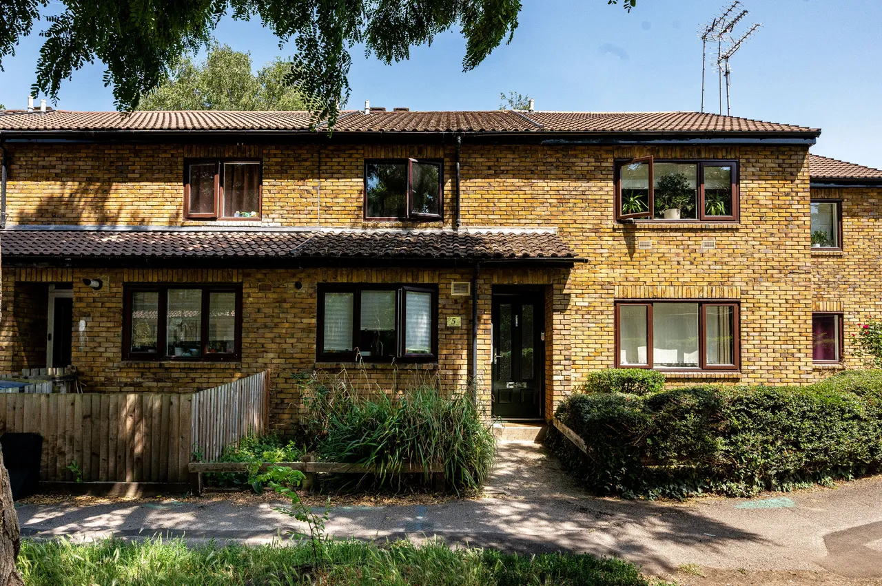 2 bed house to rent — 5 Hurren Close, London