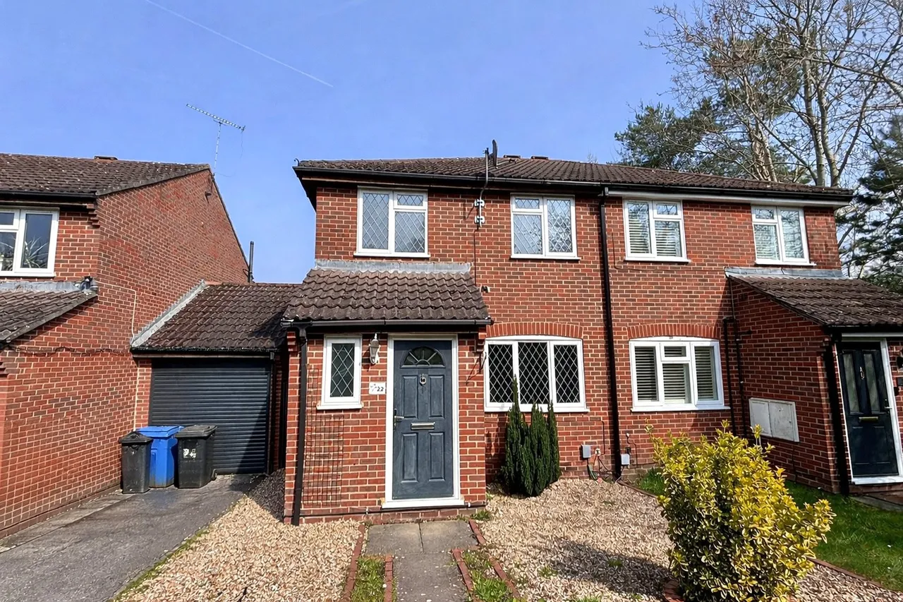 3 bed house to rent — Galloway Close, Fleet, Hampshire, GU51 2TJ