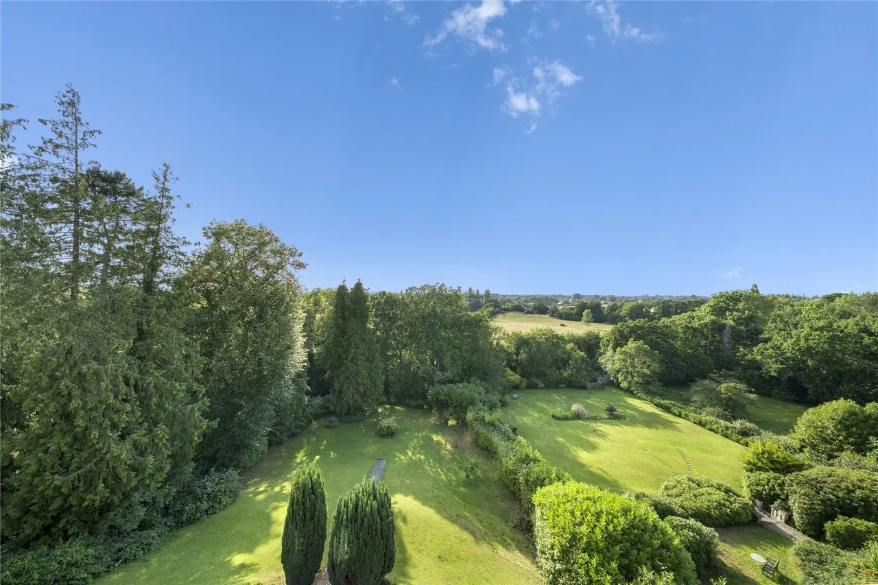 Oatlands Drive, Weybridge, Surrey, KT13, photo 2
