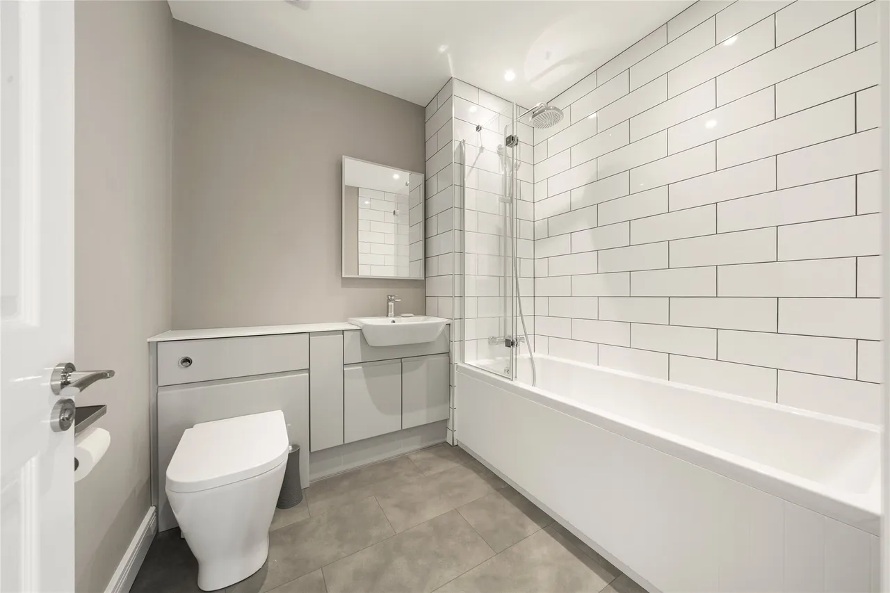 Oatlands Drive, Weybridge, Surrey, KT13, photo 8