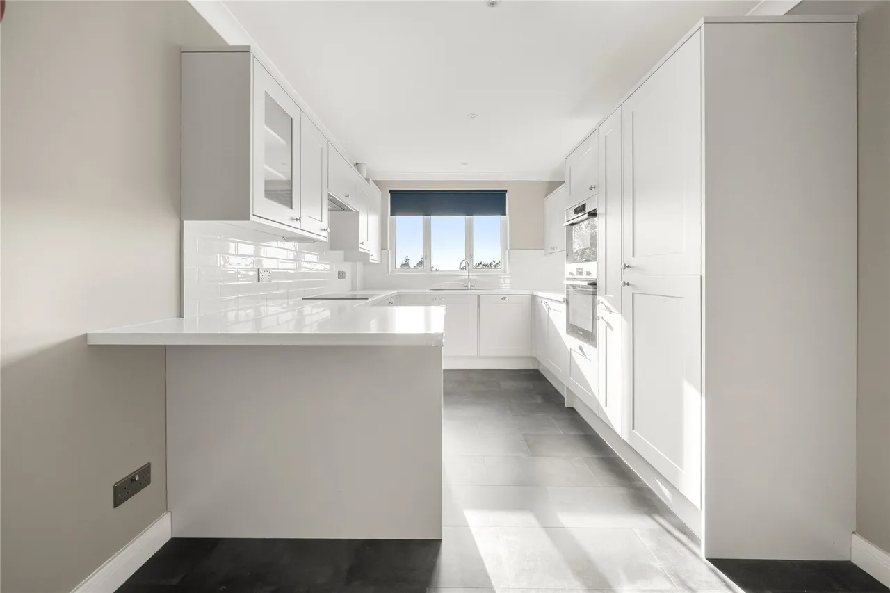 Oatlands Drive, Weybridge, Surrey, KT13, photo 5