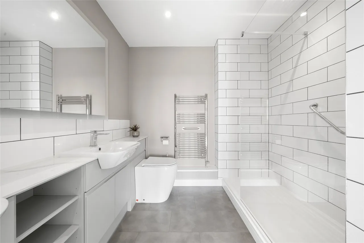 Oatlands Drive, Weybridge, Surrey, KT13, photo 9
