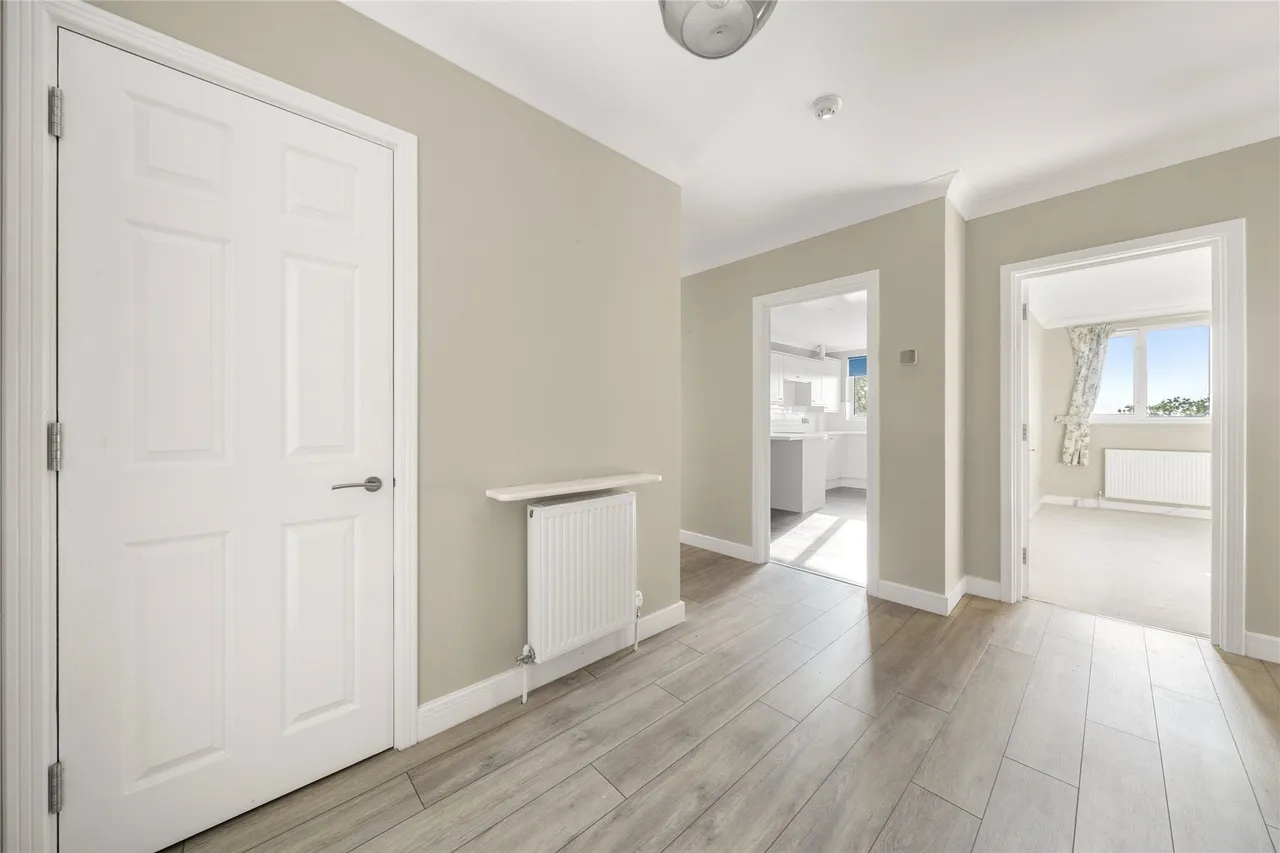 Oatlands Drive, Weybridge, Surrey, KT13, photo 3