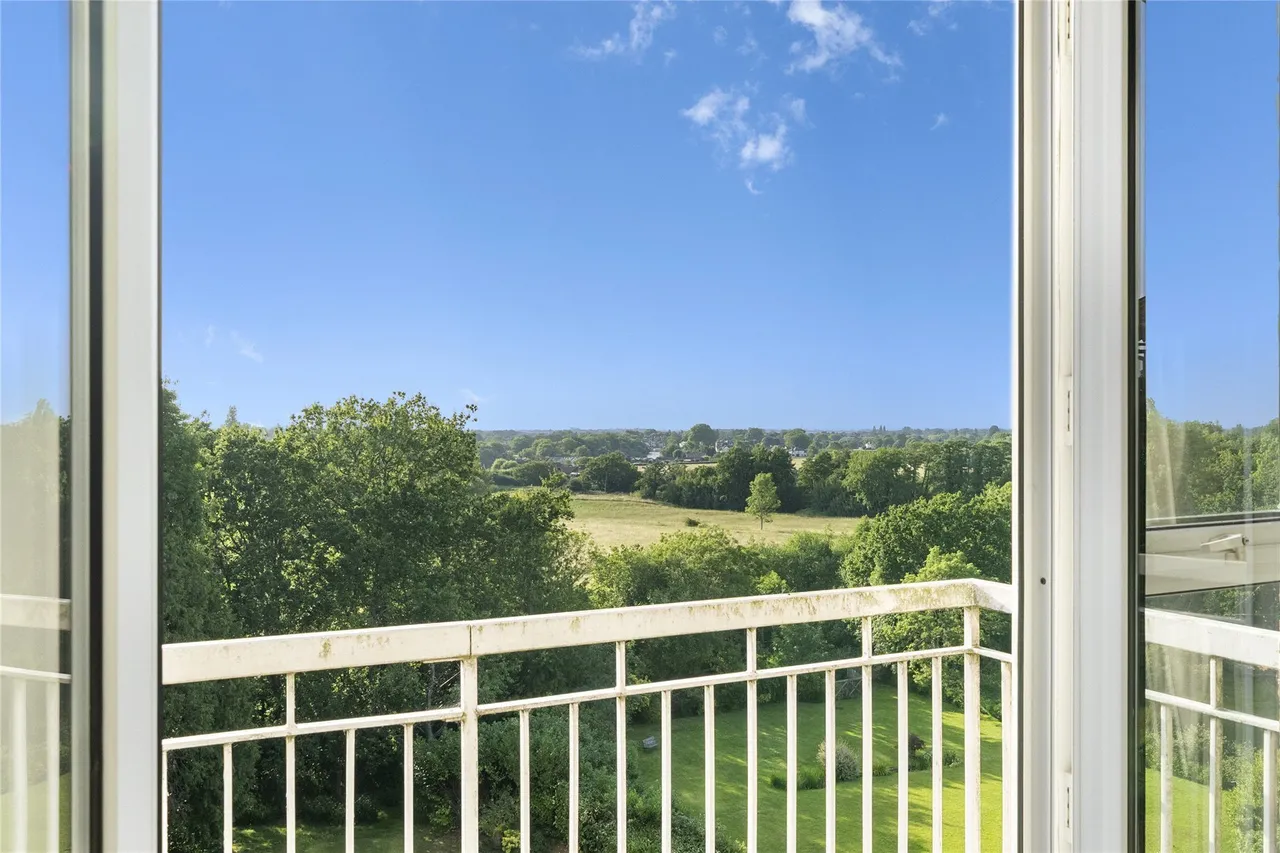 Oatlands Drive, Weybridge, Surrey, KT13, photo 12