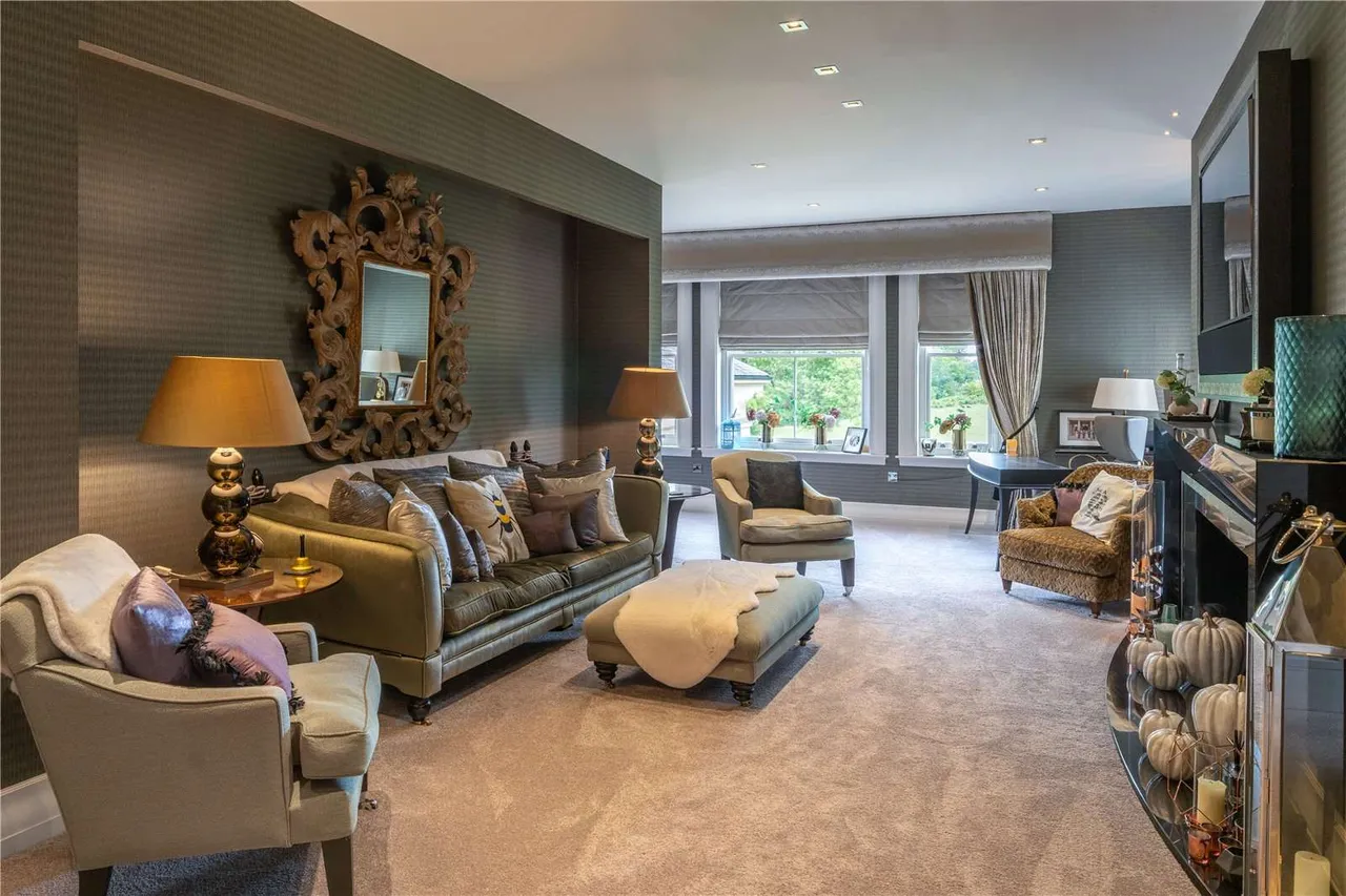 Half Acre Lane, WA4, photo 13
