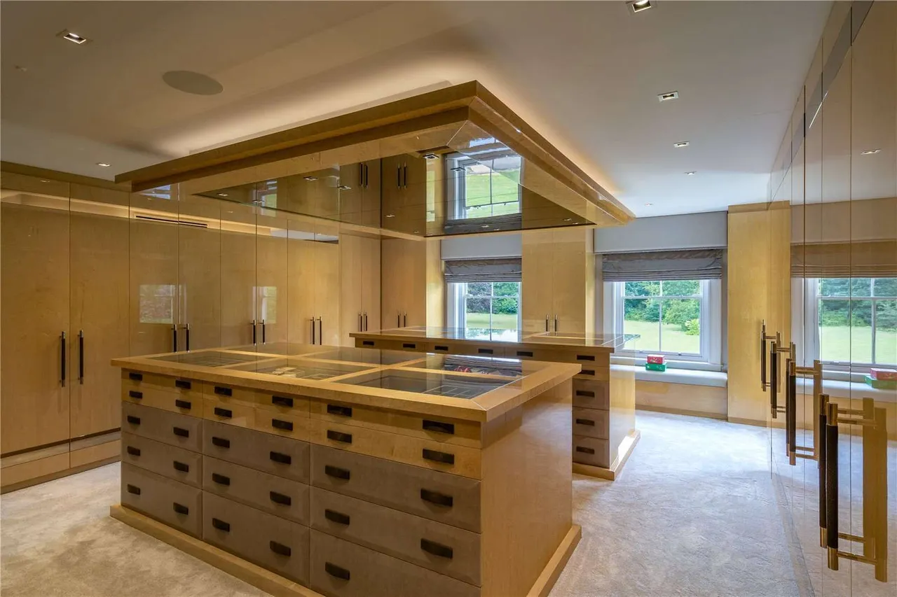 Half Acre Lane, WA4, photo 17